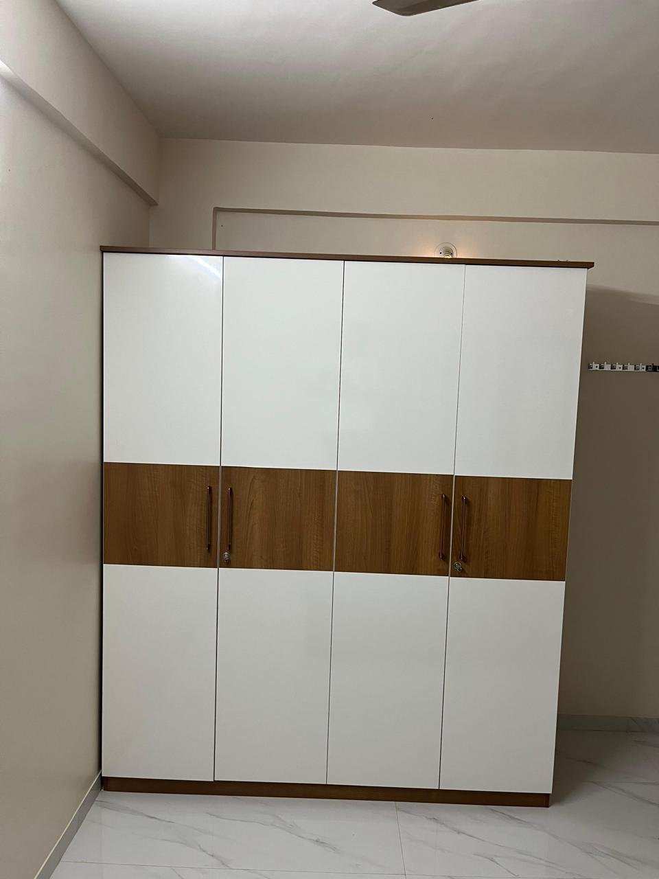 Four-door wardrobe in white and wood-grain laminate